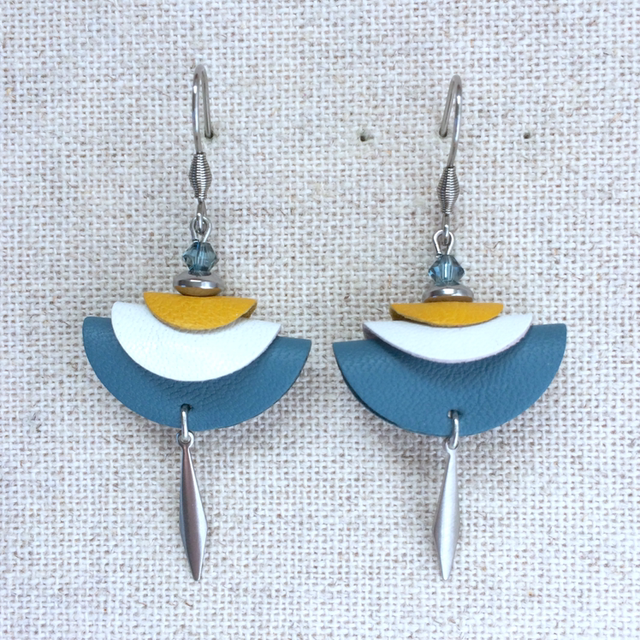 Boucles d’oreilles « Trio lungo » argentées, cuir bleu céruléen/ blanc/ jaune d’or