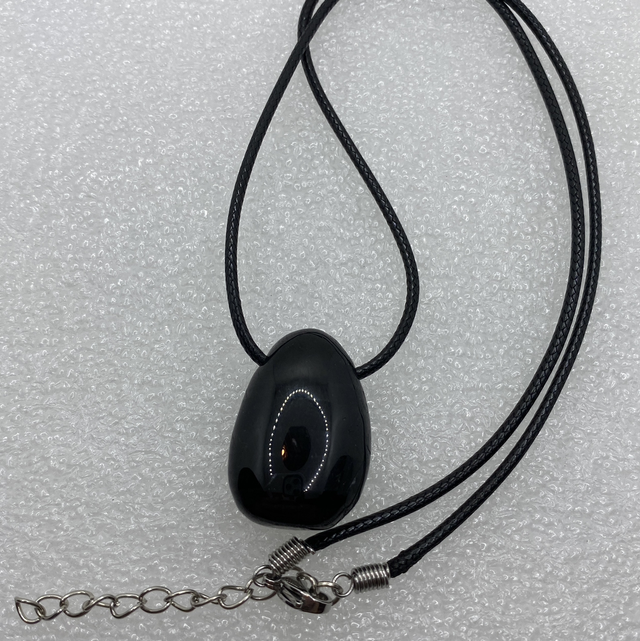 Pendentif Galet en Hypersthène – Cordon PU
