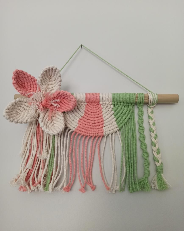 Décoration macramé avec fleur