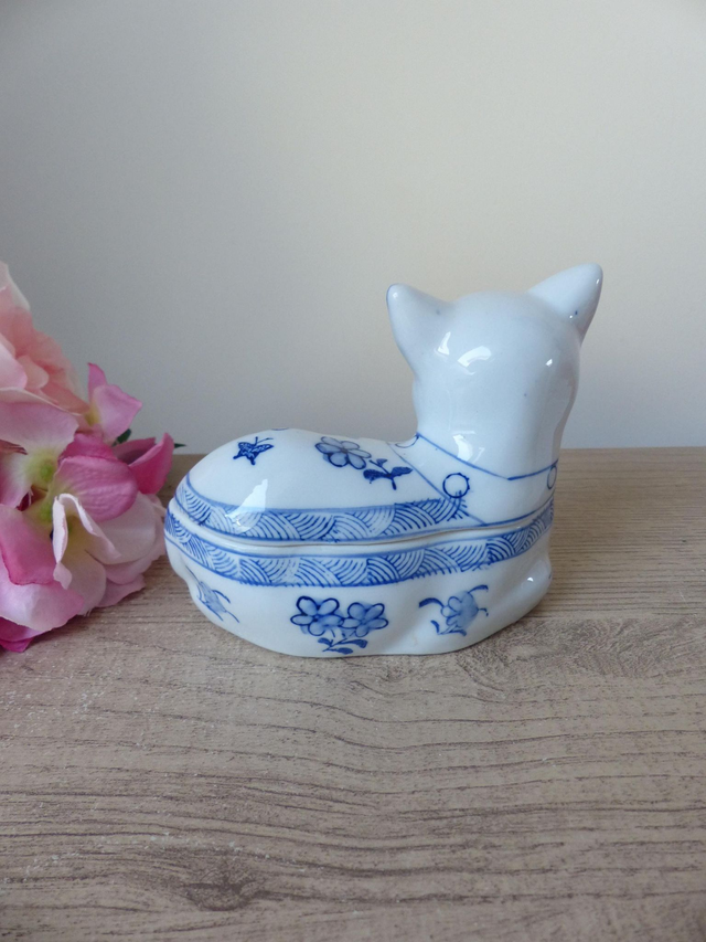 Boite chat en céramique bleu et blanc style asiatique, boite chat avec couvercle décor fleurs et papillons, bonbonnière chat, boite à bijoux