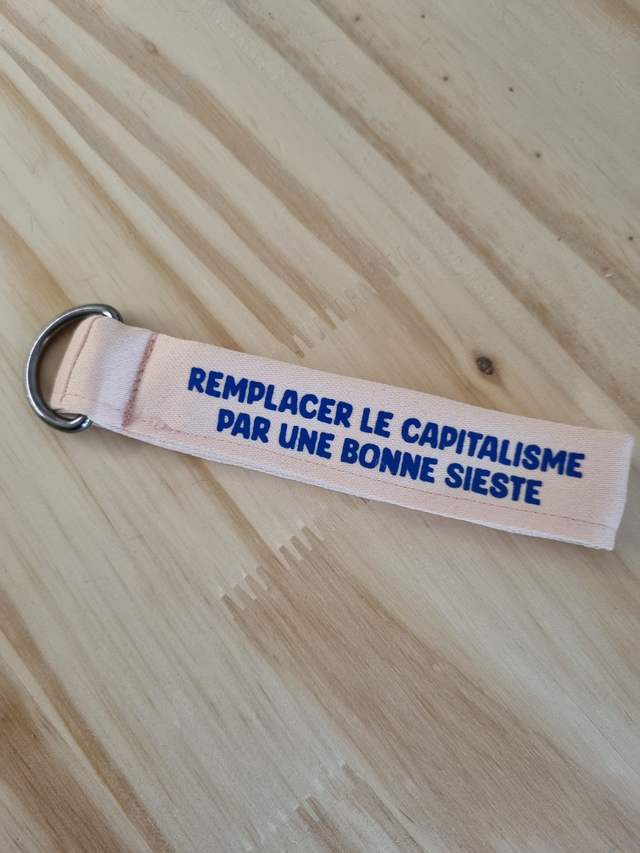 Porte-clé &quot;remplacer le capitalisme par une bonne sieste&quot;
