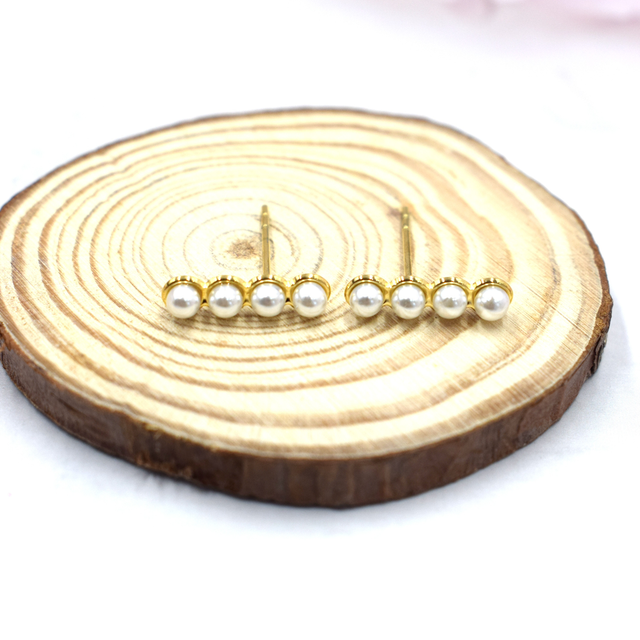 Boucles d’oreille barre 4 perles blanche 