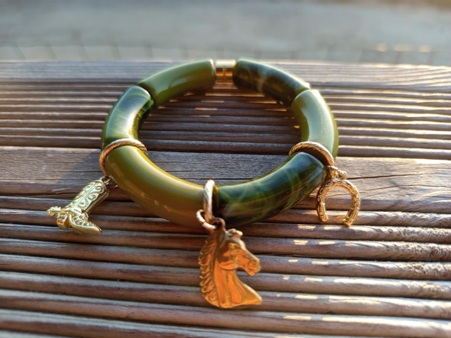 Bracelet perles tubes incurvées acrylique Ashva Mukti