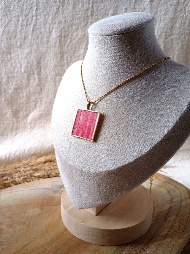 Collier MÉDAILLON Chevron Rouge - Acier inoxydable doré à l'or