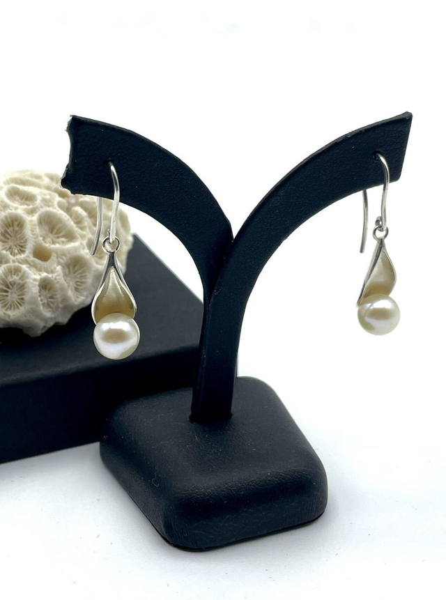 Boucles d&#039;oreilles &quot;Arum&quot; courtes