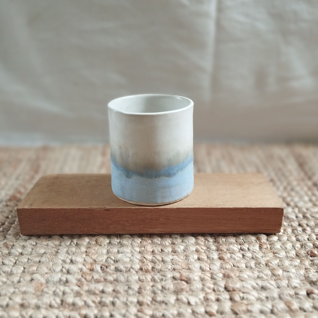 Tasse sans anse, argile blanc, émail blanc et bleu clair