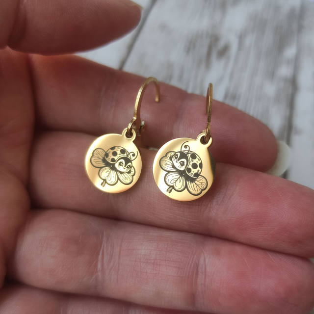 Boucles d&#039;oreilles &quot;Dormeuse coccinelles&quot; gravées dorées