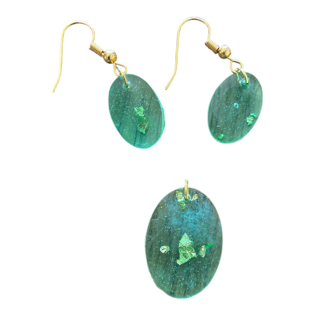 Boucle d&#039;oreilles &amp; pendentif vert incrusté de feuilles d’or