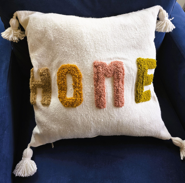 Housse de Coussin en coton brodée motif "HOME"  en relief et pompons - Fait mains