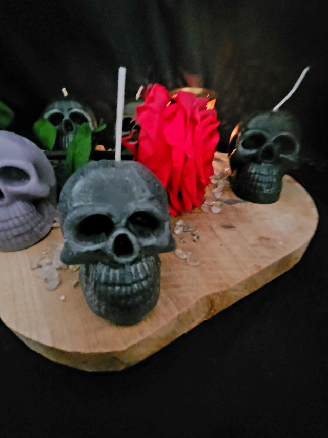 Bougie Crâne Artisanale (100 g, Poids Variable) : Éclairez Votre Décoration Mystique !