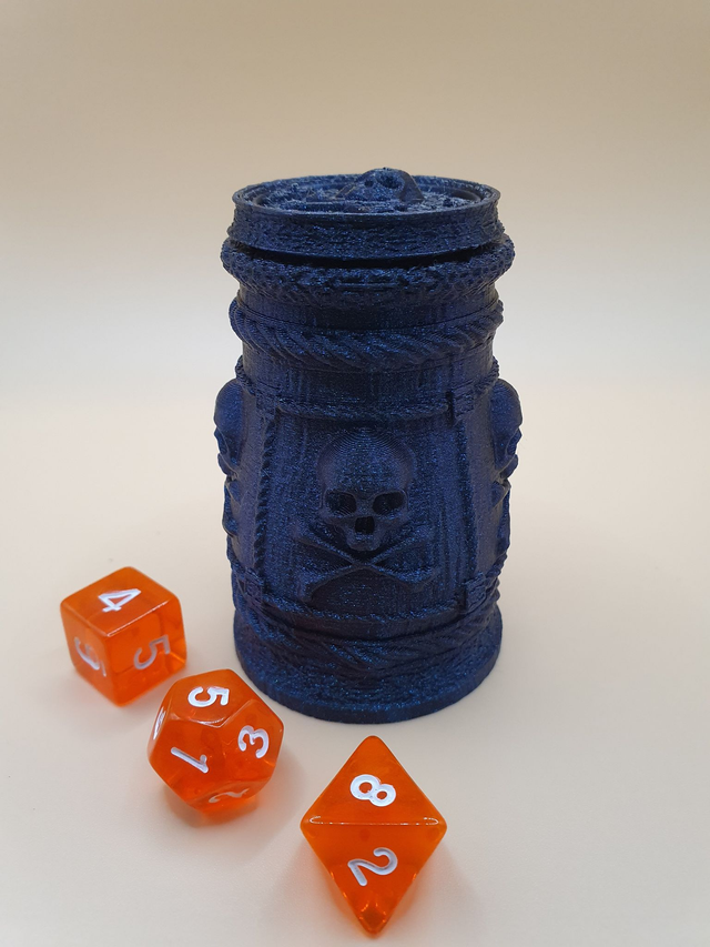 Tonneau pour lancer et ranger les dés