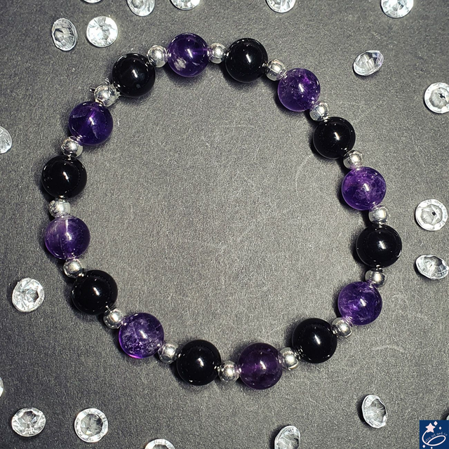 Bracelet en élastique avec de l&#039;améthyste et de l&#039;onyx