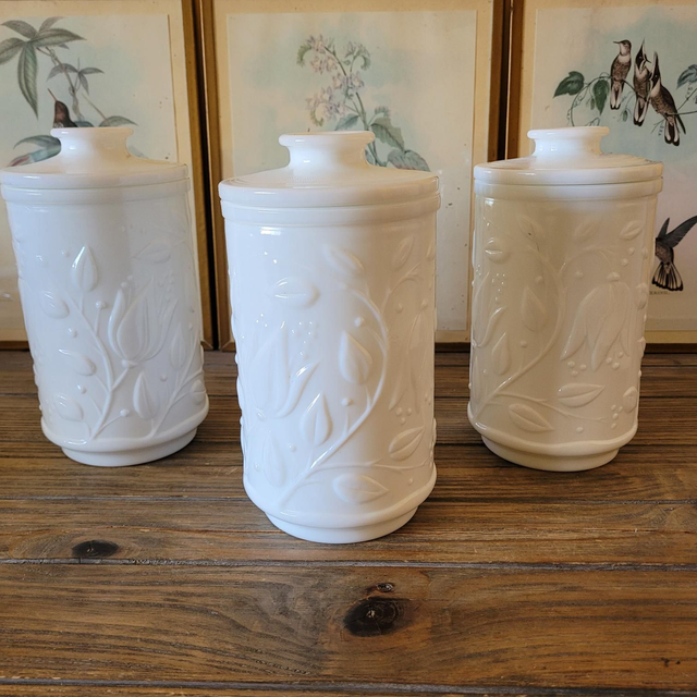 X Pot type apothicaire en opaline, décor floral en relief