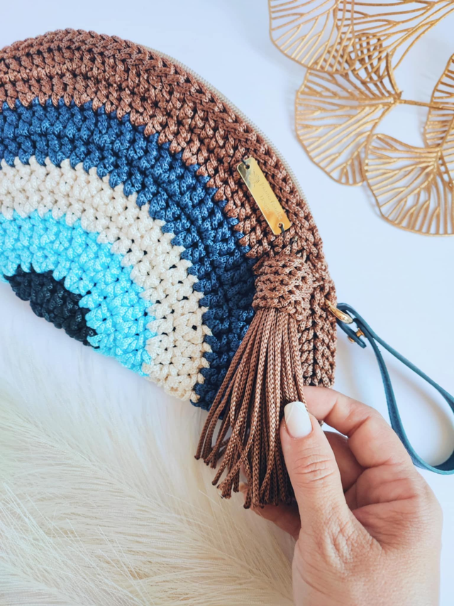 Sac Clutch mauvais œil fait main en crochet, pochette Nazar avec dragonne, fermeture zippée et pompon – accessoire artisanal en polyester (1)