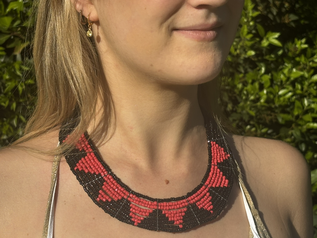 Collar tejido mostacilla triángulo negro