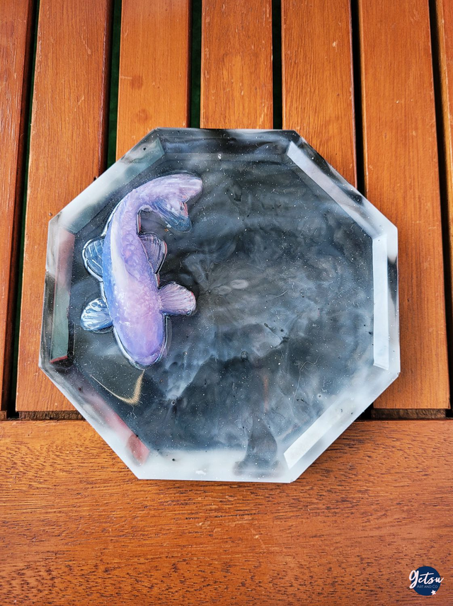 Petit vide-poche/porte-savon carpe koi bleu-violette, fond noir