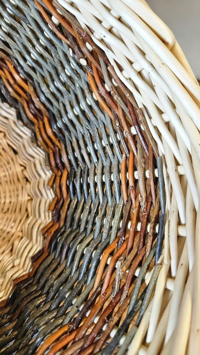 Panier ovale en osier naturel brut et blanc