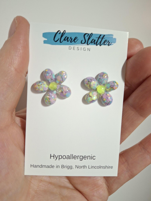 Pastel daisy studs