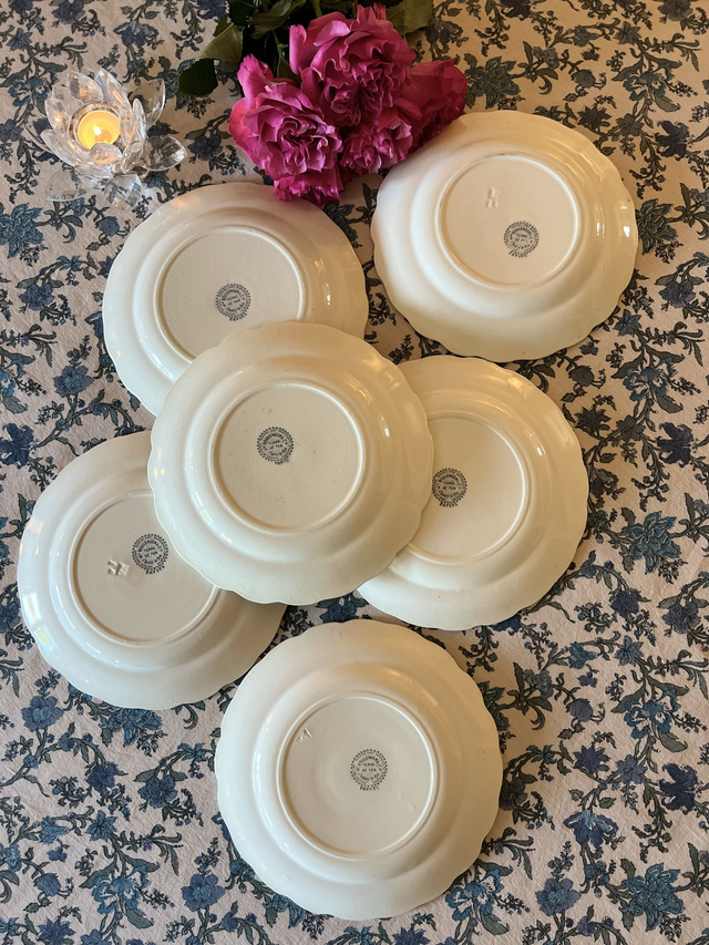 **RESERVEE** PAVOTS GRIS-VERT - Suite de 6 assiettes plates modèle Pavots par la manufacture française Choisy le Roi (H. Boulenger) - Terre de Fer