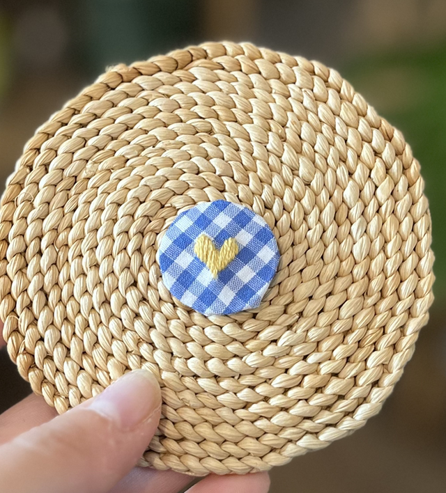 Pin’s coeur jaune (vichy bleu)