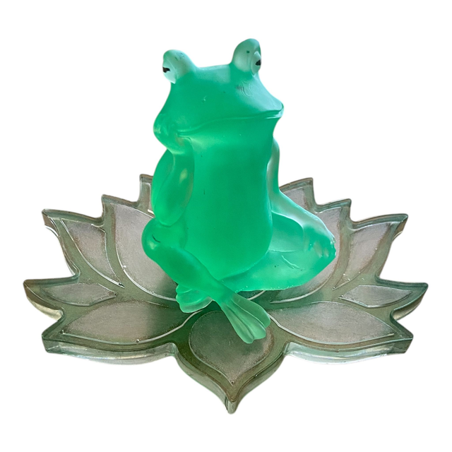 Rana, la grenouille méditative verte et sa fleur de lotus 
