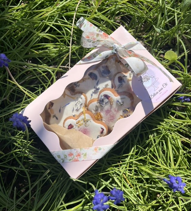 🌸 Boîte de 6 biscuits fleuris – Délicatesse florale à croquer