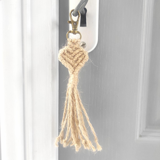 Porte clé macramé cœur en jute