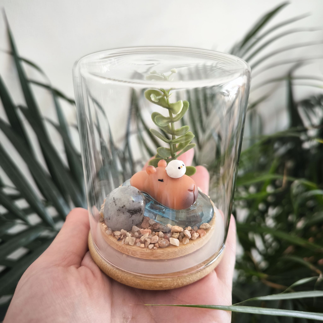 Ami protecteur - Capybara dans l'eau (labradorite)