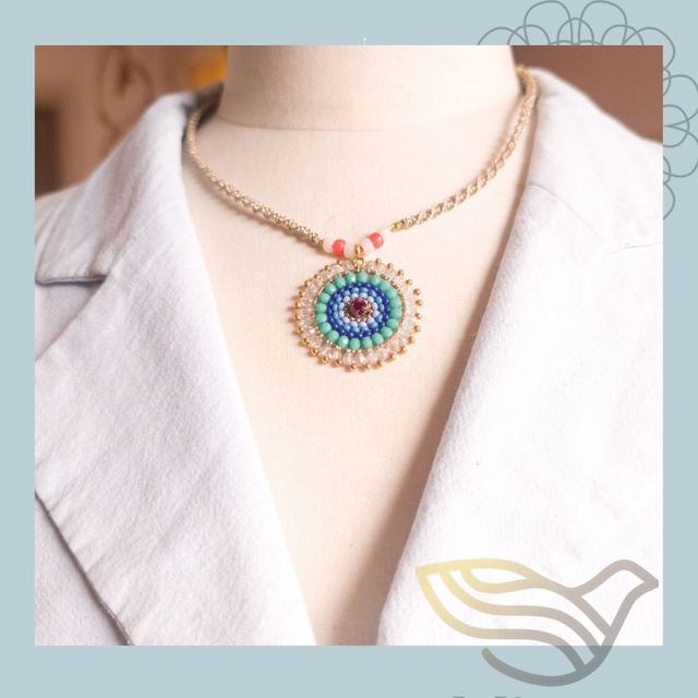Collier en macramé avec pendentif mandala tissée en perles de verre