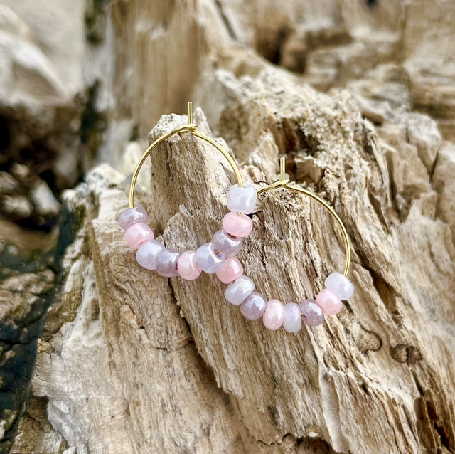 Creolen RoséGlow – 18K vergoldet mit Glasperlen