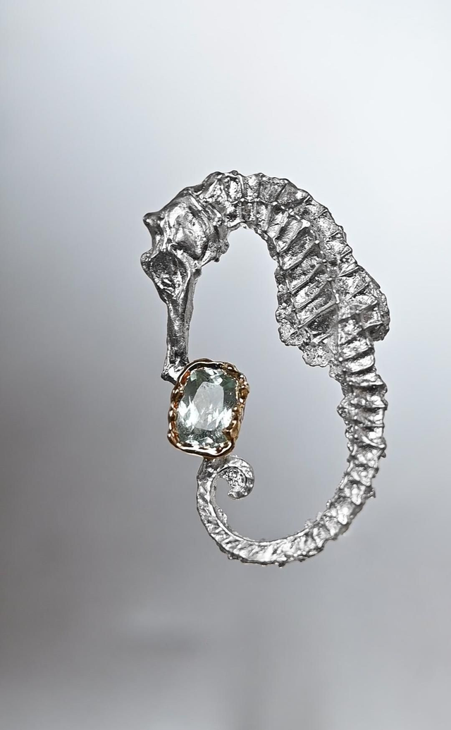 Broche hippocampe aimantée - cerclée d’or