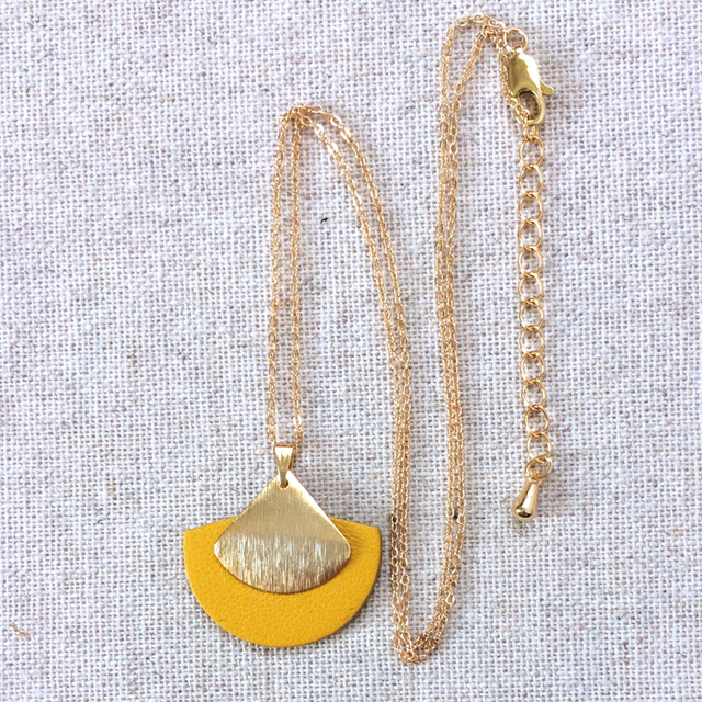 Collier « Cymbales » , cuir jaune d’or