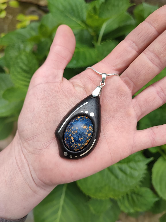 Pendentif en Bois d'Ébène du Gabon, Loupe d'Érable stabilisé bleu et Argent