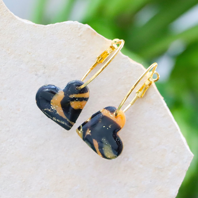 Creolen “Heart of the Tiger” - handgemachter Herz-Ohrschmuck aus Polymerton, schwarz-gold