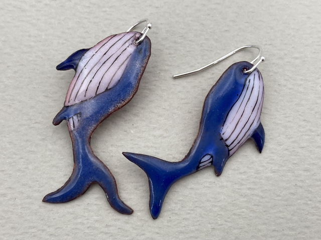 Boucles d’oreilles Baleine Lumière — Marée Haute | Émail sur cuivre & crochets plaqués argent