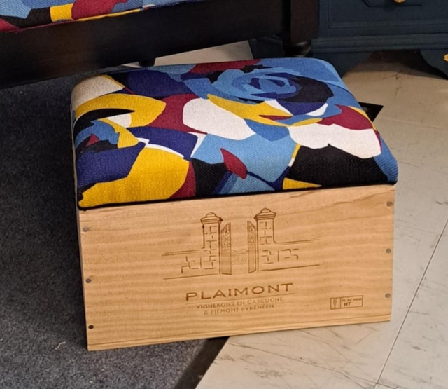 Caisse de vin pouf et rangement 