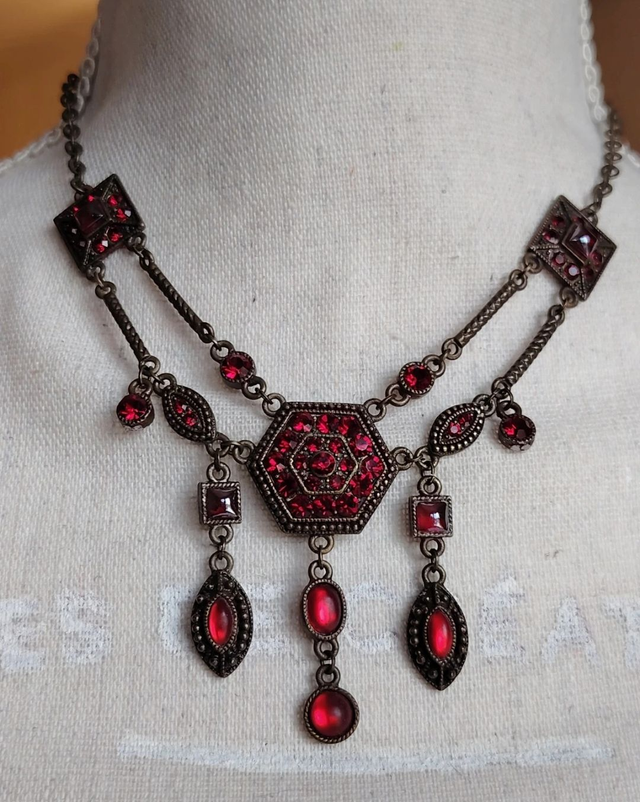 Collier romantique bordeaux 