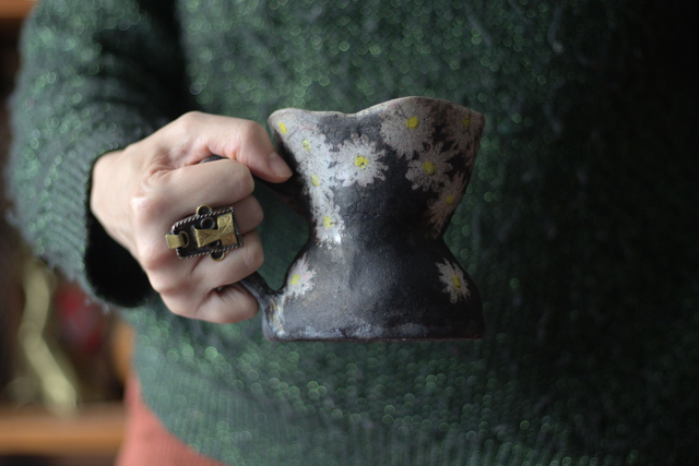 Mug corset en raku, pâquerettes