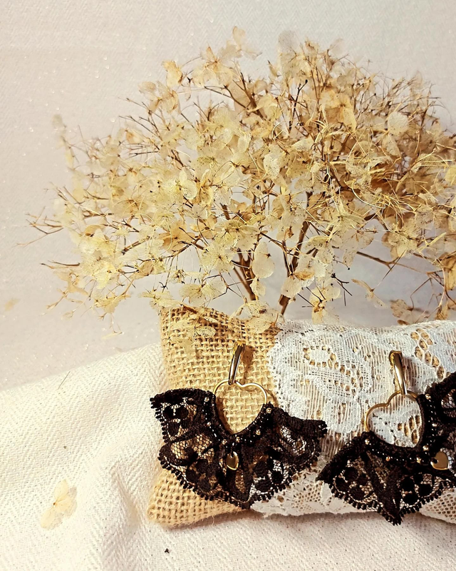 Boucles d'oreilles "Delia"pendantes Dentelle Upcyclée  acier inoxydable doré 