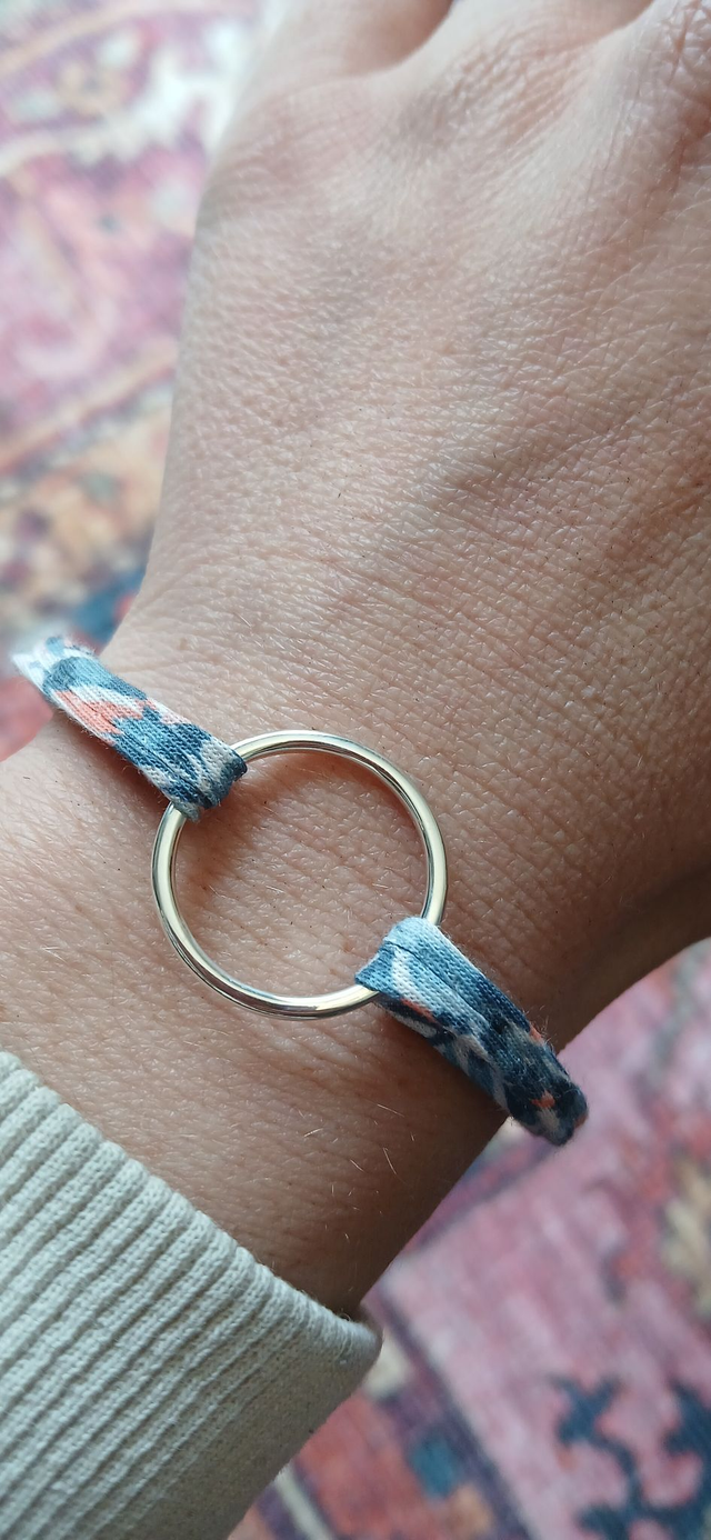 Bracelet cercle en argent massif et Liberty officiel.