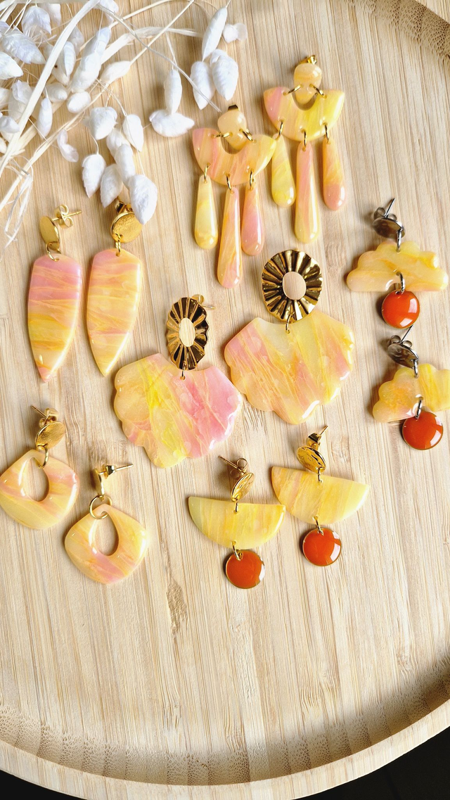  Été Enflammé - Boucles d'oreilles en pâte polymère et résine.