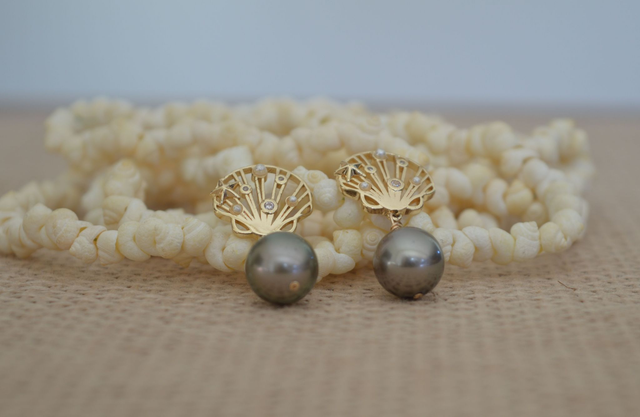 Boucles d'oreilles - clou forme coquillage dorée petits brillants acier inoxydable - perle de Tahiti-