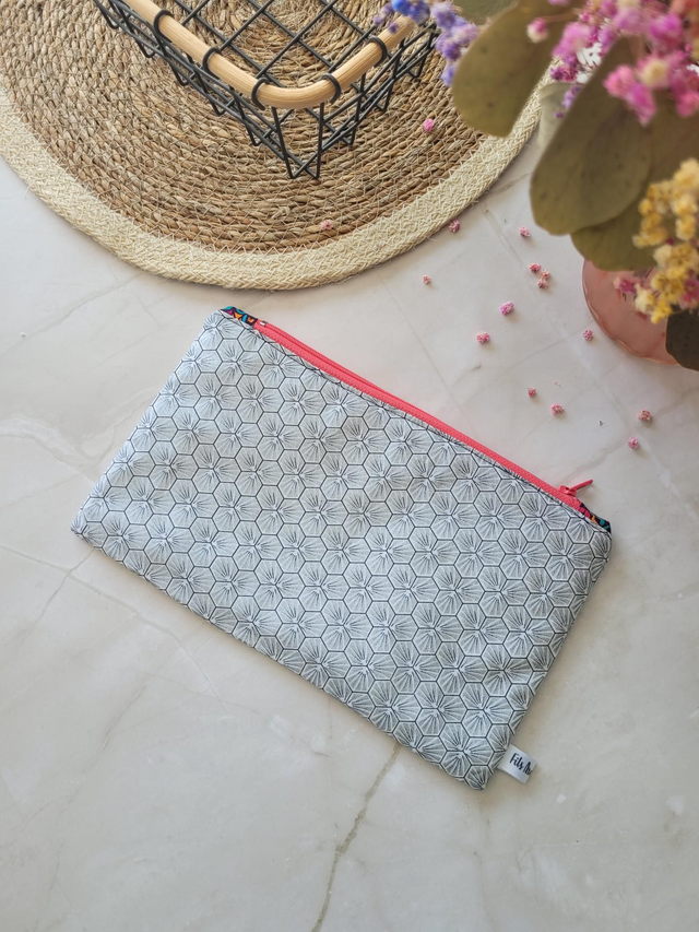 Pochette zippée fleurs argentées