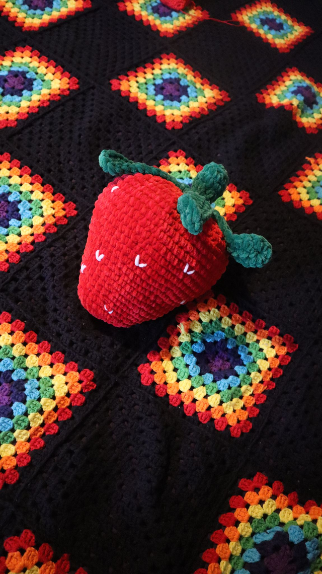 Coussin Fraise géant en laine chenille