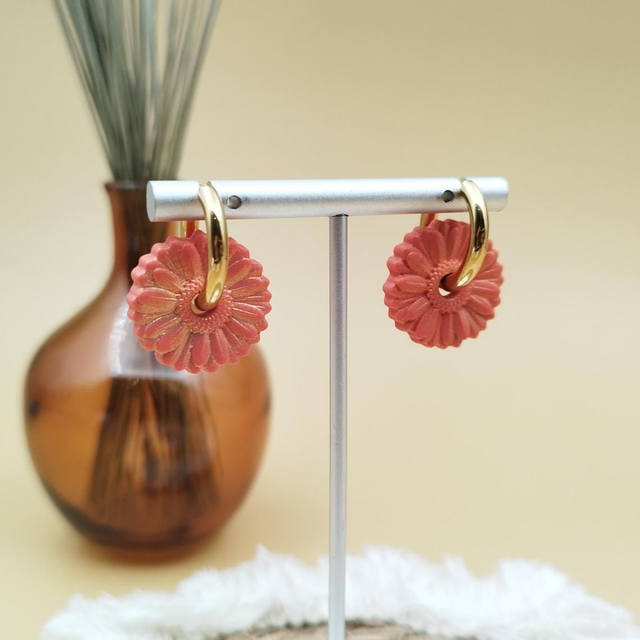 Boucles d&#039;oreilles Créoles rondes &quot;Gerbera&quot; Corail et Dorée