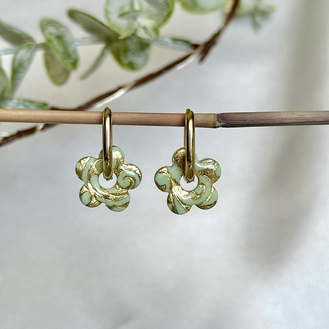 Les petites fleurs vertes claires feuilles d’or (sans créoles)