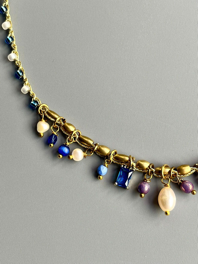 Collier en crochet à mini pendentifs bleus et perles d'eau douce