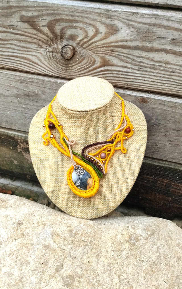 Collier asymétrique jaune avec jaspes bumblebee et mokaïte et trèfle 