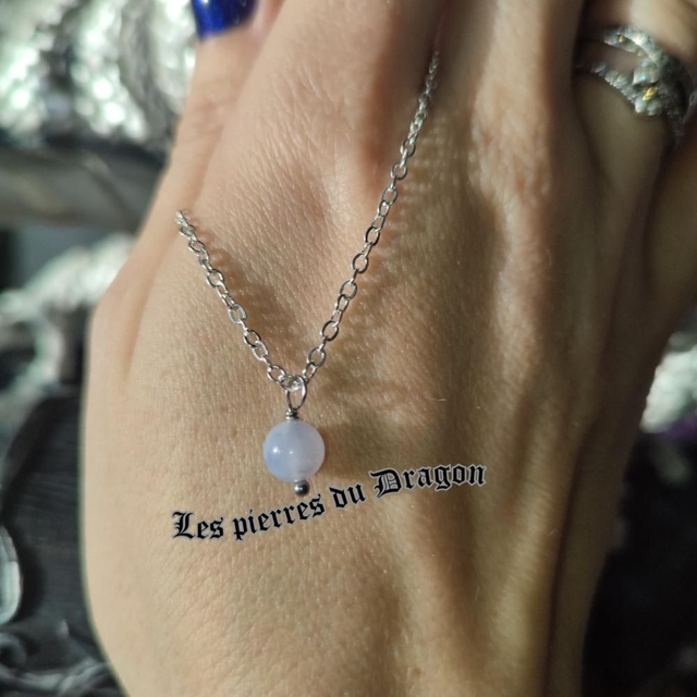 Collier fin calcédoine 