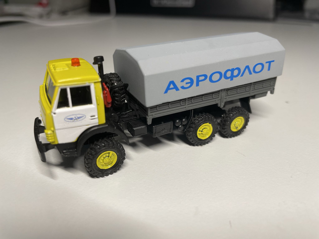 Kamaz Plane Aeroflot grau 1/98